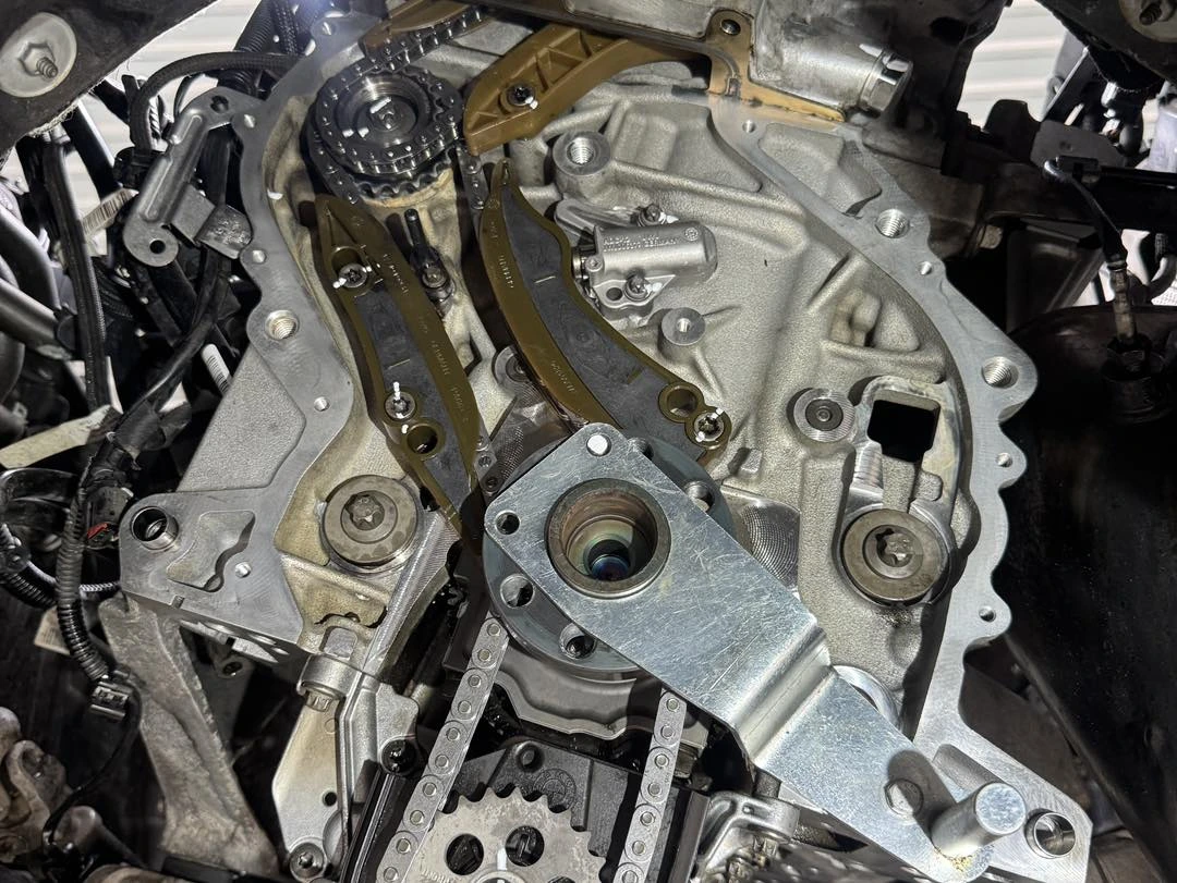 Widok mechanizmu rozrządu w silniku BMW.